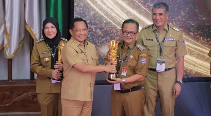 Penghargaan dari Kemendagri ke Pemkot Bekasi. (Humas Pemkot).