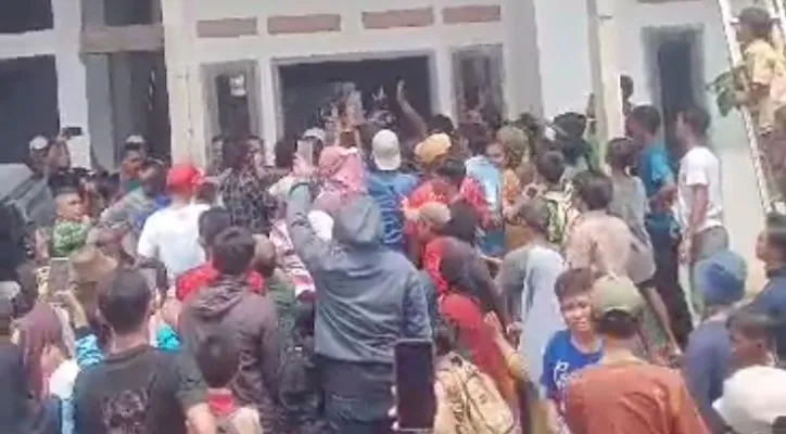 Warga gerebek rumah pengobatan alternatif di Tambun, Bekasi diduga pemilik lakukan pencabulan. (Ist)