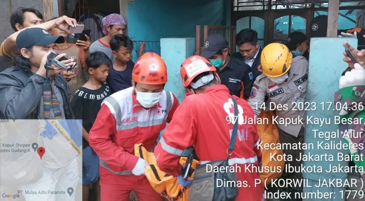 Teks Foto: Wanita lansia tewas setelah rumahnya dibakar oleh mertua di kawasan Kalideres, Jakbar. (ist)