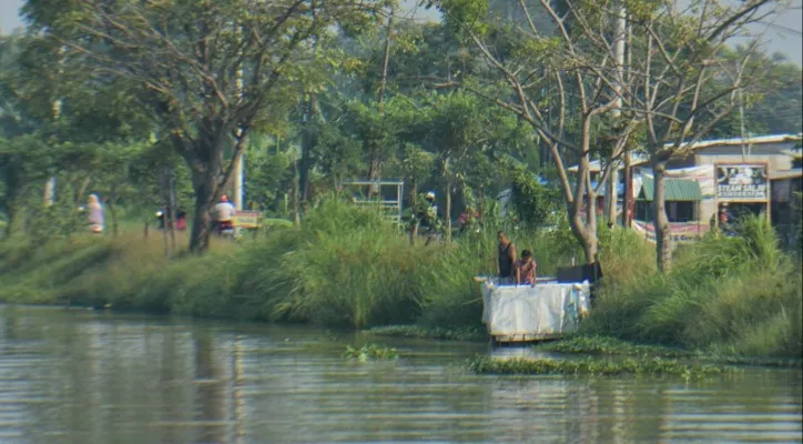 Teks Foto: Warga di Bekasi saat mendatangi jamban di saluran Kalimalang, Bekasi. (Ihsan)