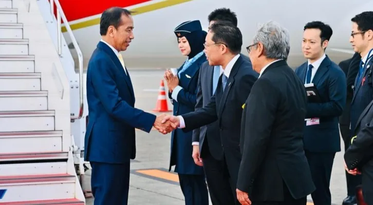 Teks Foto: Presiden Joko Widodo saat tiba di Bandara Internasional Haneda, Tokyo, Jepang. (biro pers)