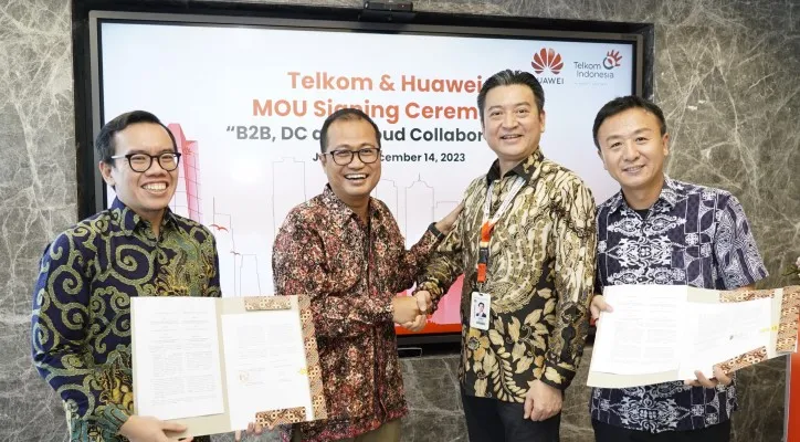 Foto: (kiri ke kanan) Direktur Digital Business Telkom, Muhamad Fajrin Rasyid; Direktur Strategic Portfolio Telkom, Budi Setyawan Wijaya; CEO Huawei Indonesia, Long; dan CEO of Carrier Network Business Group Huawei Indonesia, Steven Wang usai penandatanganan MoU kesepakatan kerja sama strategis dalam pembangunan layanan dan solusi B2B (Business-to-Business) antara Telkom dan Huawei Indonesia di Jakarta, Kamis (14/12). (Ist.)