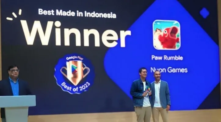 Foto: Director APAC P&E Marketing Google, Srikant Nayak (paling kanan) menyerahkan penghargaan “Best Made in Indonesia” kepada gim Paw Rumble yang diterima oleh SPV Game Publishing Nuon, Christoper Andrew Kemur (tengah) disaksikan Google Play Policy Experience Manager, Sid Tiwari (paling kiri) dalam ajang Google Play Best of 2023 di Singapura, beberapa waktu lalu. (Ist.)