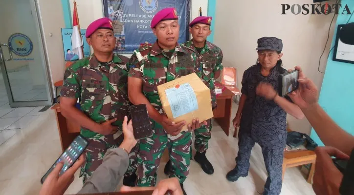 Teks Foto:Tim Berantas BNNK Depok, Yudi dengan Koptu Rusdi Istikori berhasil menangkap pelaku peredaran ganja dengan barang bukti ganja 3,1 Kg. (angga)