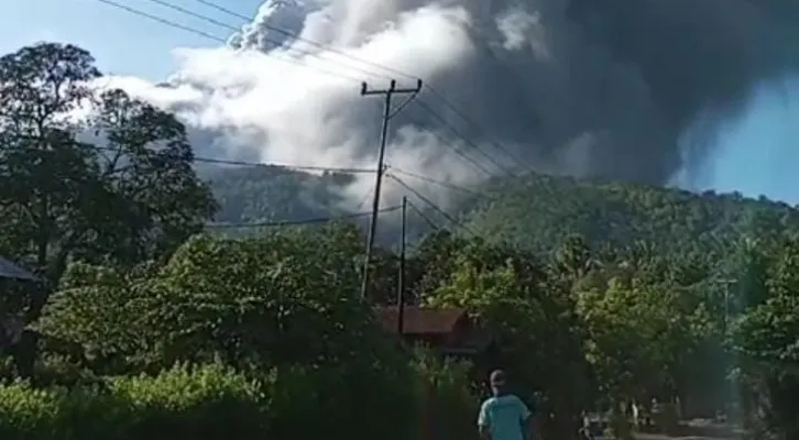 Teks Foto: Gunungapi Lewotobi Laki-laki di Desa Pullera, Wulanggitang, Kabupaten Flores Timur. (ist)