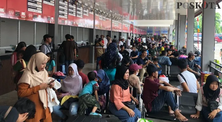 Teks Foto: Calon penumpang di terminal bus AKAP Kalideres, Jakarta Barat. (Pandi)