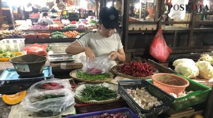 Teks Foto: Pedagang sayur mayur di pasar Tomang Barat Grogol Petamburan, Jakarta Barat. (Pandi)