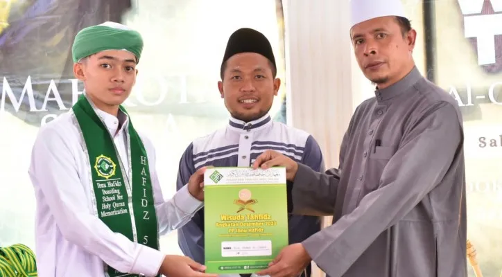 Teks Foto : Ponpes  Ibnu Hafidz  mengadakan wisuda tahfidz 30 juz  ke-5. (ist)