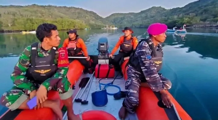 Teks foto: Prajurit Marinir dari Yonmarhanlan VI Makassar yang bertugas di Pos TNI AL Selayar berhasil temukan korban Kecelakaan Laut  kapal nelayan. (ist)