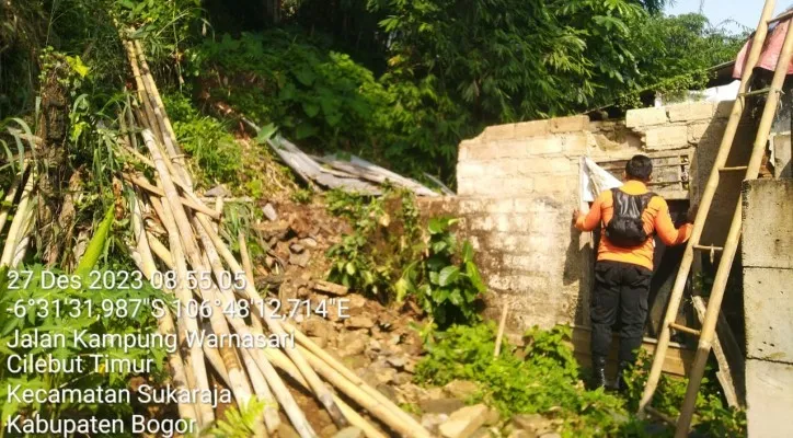 Petugas BPBD Kabupaten Bogor pastikan tidak ada korban jiwa saat longsor terjadi di Kecamatan Sukaraja. (Ist)