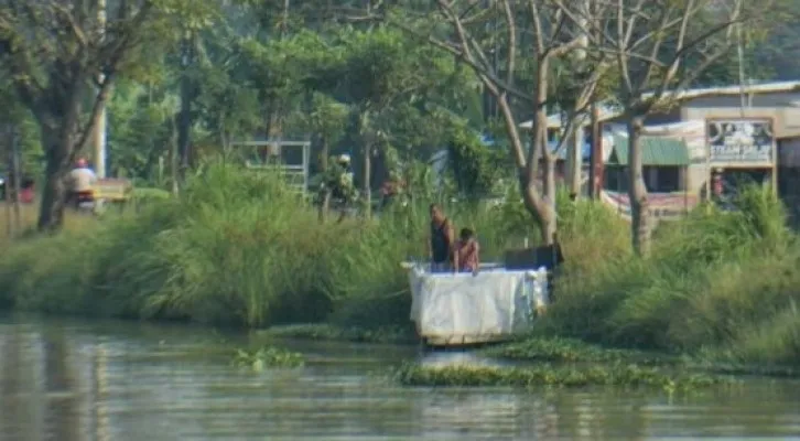 Teks Foto : Warga kabupaten bekasi saat beraktivitas di kali. (ist)