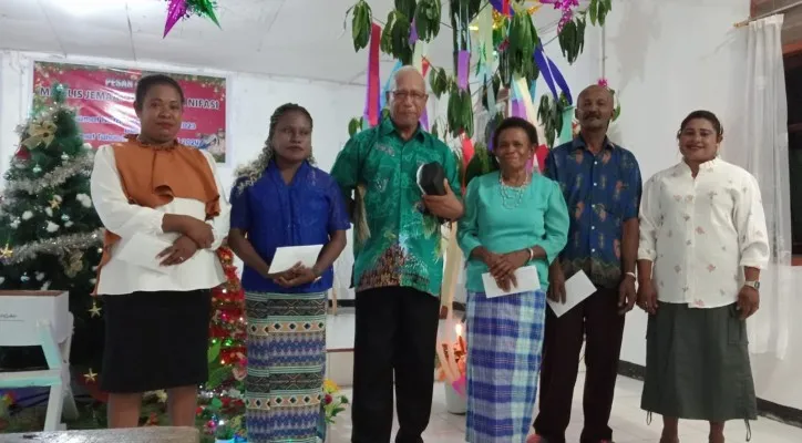 Foto: PT Kristalin Ekalestari menyerahkan dana Hari Raya Natal di 6 Gereja Desa Nifasi, Distrik Makimi, Kabupaten Nabire, Papua Tengah. (Ist.)