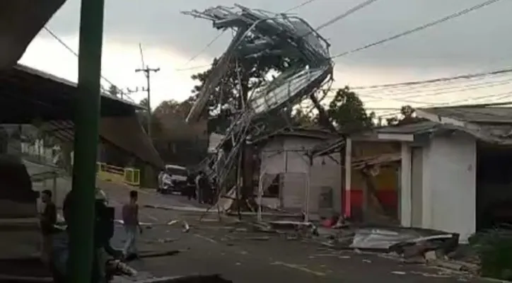 Caption: Sebagian bangunan milik warga Pandeglang luluh lantah akibat angin puting beliung. (tangkapan layar video)