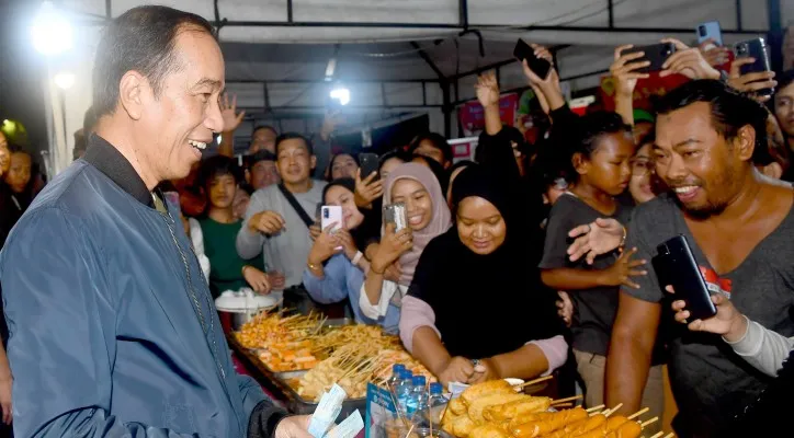 Teks Foto: Presiden Joko Widodo saat malam tahun baru 2024 di Surakarta. (biro pers)