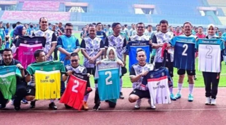 Teks Foto : ASN di Kota Bekasi pamer Jersey bernomor punggung 2 seusai berlohraga. (ist)