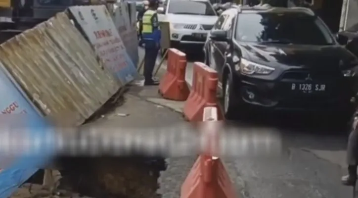 Teks Foto: Ruas jalan Gajah Mada, Jakarta Barat amblas sebabkan kemacetan panjang. (ist)