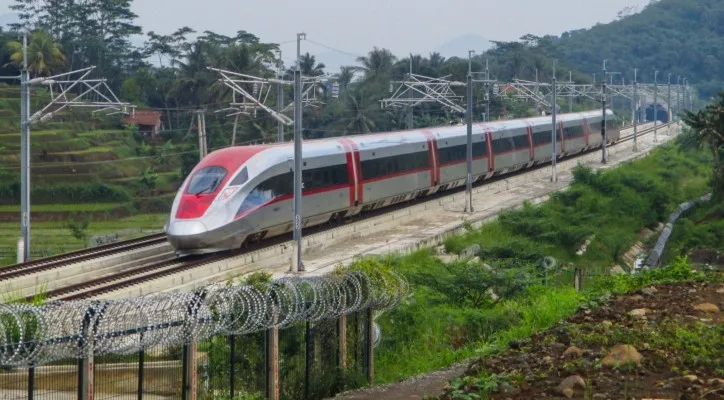 Teks Foto:Penampakan kereta Whoosh yang tidak terganggu perjalanannya akibat ada kecelakaan tabrakan kereta di Cicalengka Jabar. (ist)