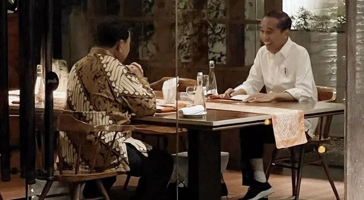 Foto: Presiden Jokowi makan malam bersama Menteri Pertahanan Prabowo Subianto yang juga calon presiden nomor urut 02 Prabowo Subianto. (Ist.)