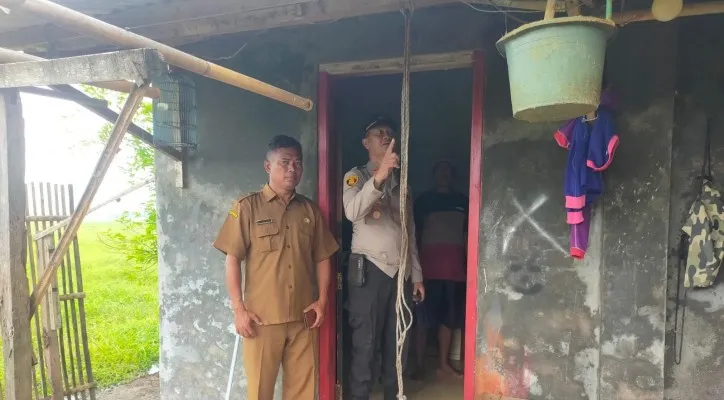 Teks foto : Petugas saat menunjukkan lokasi korban gantung diri. (ist)