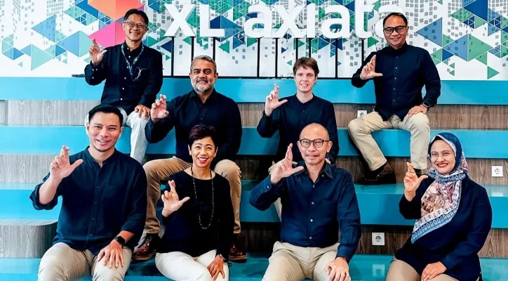 RUPSLB : (ki-ka baris pertama) Direktur & Chief Finance Officer XL Axiata, Feiruz Ikhwan, Direktur & Chief Enterprise Business and Corporate Affairs Officer XL Axiata, Yessie D. Yosetya, Presiden Komisaris XL Axiata, Dr. M.Chatib Basri, Presiden Direktur & CEO XL Axiata, Dian Siswarini.