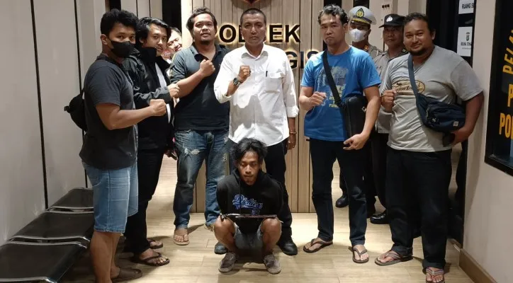 Kanit Reskrim Polsek Cimanggis Iptu David bersama tim opsnal berhasil bekuk pelaku sopir angkot penganiayaan berat. (Ist)