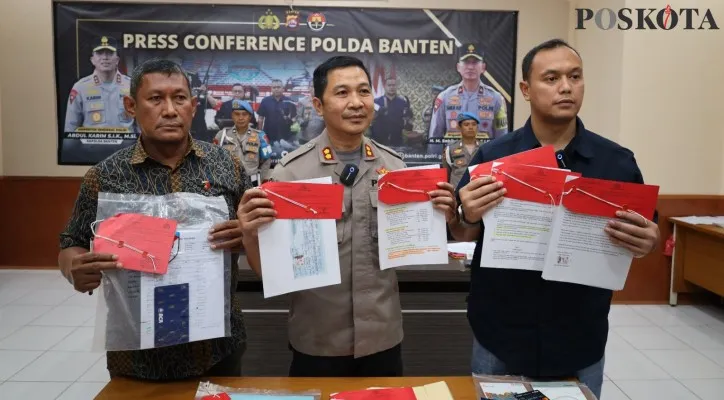 Teks foto : Kasubbid Penmas Bidhumas AKBP Meriyadi didampingi Kasubdit Jatanras AKBP Akbar Baskoro saat konferensi pers kasus dugaan penipuan dan penggelapan. (haryono)