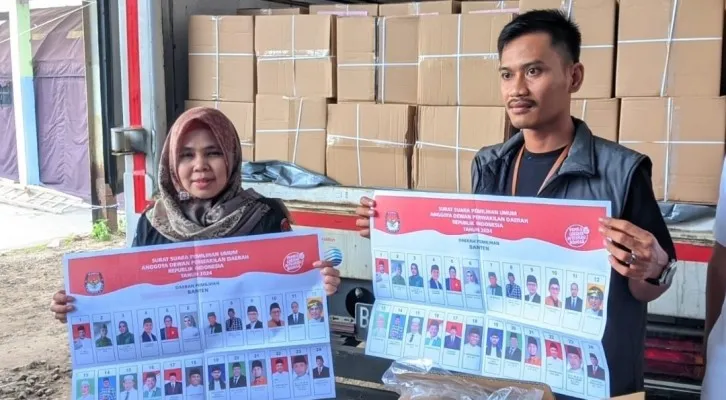 Caption: Ketua KPU Pandeglang (perempuan) saat mengecek logistik surat suara. (ist)