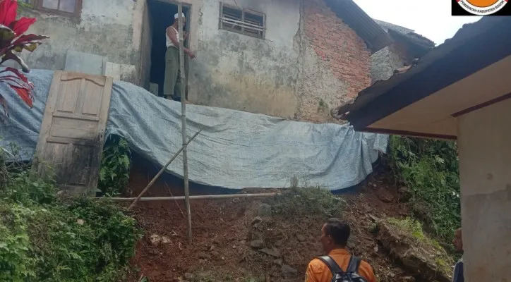 Salah satu rumah warga rusak akibat longsor menerjang Kabupaten Bogor, belakangan ini. (Ist)