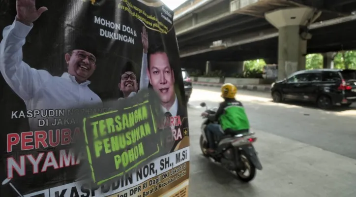 Baliho caleg di pohon yang dicoret warga karena keresahan berdampak pada perusakan lingkungan. (Ist)