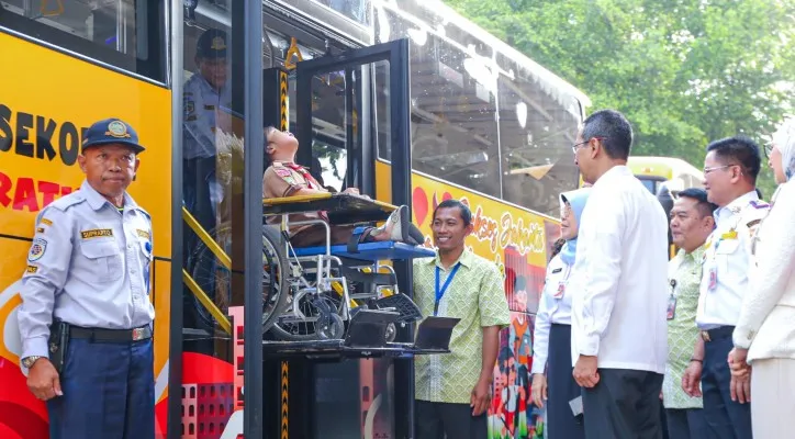 Teks Foto: Penjabat Gubernur DKI Heru Budi Hartono saat hadir dalam acara peluncuran sekaligus meninjau fasilitas bus di halaman pendopo Balai Kota DKI Jakarta. (ist)