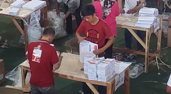 Petugas sortir dan lipat surat suara di gudang KPU Kota Serang (Bilal)