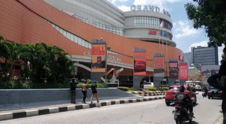 Teks Foto : Videotron di depan Grand Metropolitan Bekasi. (ist)