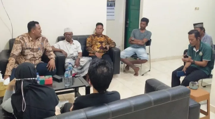 Dua keluarga Pulau Pramuka saat mediasi dengan disaksikan Lurah Pulau Panggang di kantor kelurahan. (humas kepulauan seribu)