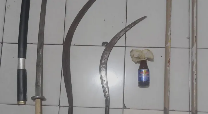 Barang bukti senjata tajam dan molotov yang diamankan polisi. (Ist)