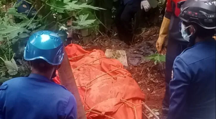 Teks Foto:Petugas Damkar Depok evakuasi jasad korban mengambang di kali. (ist)