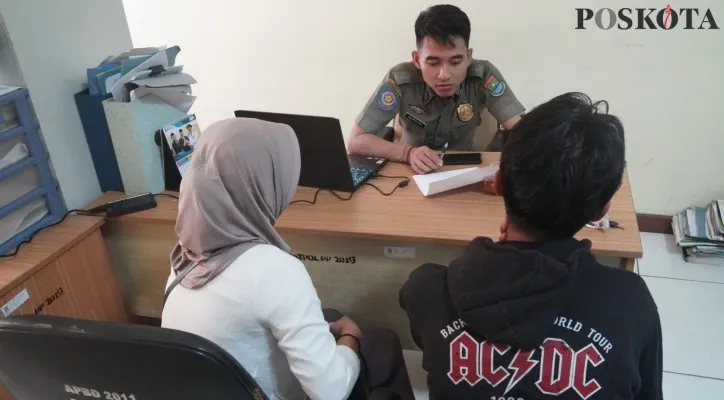 Caption foto : Remaja saat dimintai keterangan di Kantor Satpol PP. (veronica)