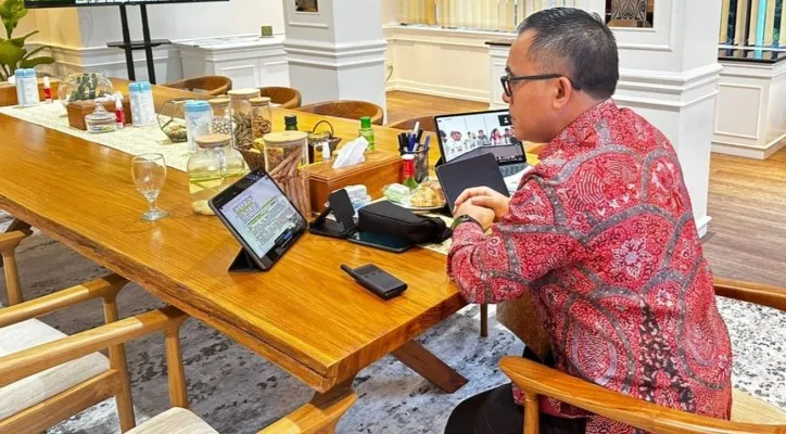 Teks Foto : Menteri PANRB Abdullah Azwar Anas saat memimpin rapat. (ist)