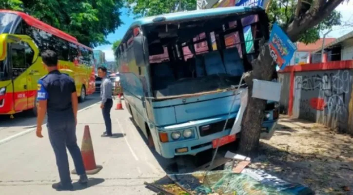 Kondisi kendaraan dinas yang menabrak pohon diduga karena sopir terkena serangan jantung. (ist)