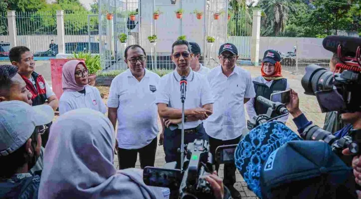 Teks Foto: Pj Gubernur Heru saat meninjau SPKU di Ciracas, Jakarta Timur. (doc. Pemprov DKI)