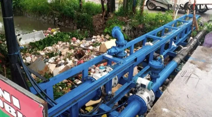 Teks Foto: Tumpukan sampah di tanggul Kali Poncol, Kampung Rawa Silam, Bekasi Utara. (Ihsan Fahmi)