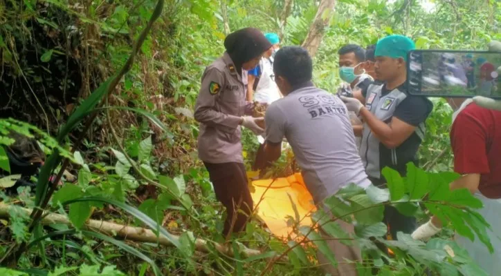 Suasana saat Tim Inafis melakukan pemeriksaan sebelum mayat dievakuasi ke RS Bhayangkara. (ist)