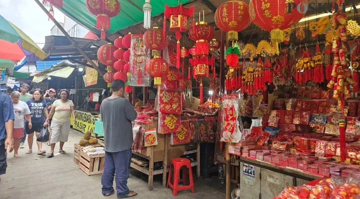 Foto : Pedagang pernak pernik Imlek di Pasar Lama, Kota Tangerang. (Poskota/Veronica)