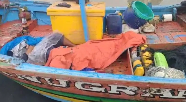 Empat jenazah nelayan yang tertutup kain di sebuah kapal pada Senin (5/2/2024). Keempat nelayan tewas tersambar petir saat mencari ikan di Laut Bojonegara, Kabupaten Serang, Banten.