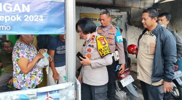 Kapolsek Cinere, Kompol Jun Nurhaida Tampubolon bersama anggotanya saat menemui bayi laki-laki di Jala Raya Cinere RT 02 RW 12, Cinere, Kota Depok, Senin (5/2/2024).(Poskota.co.id/Angga)