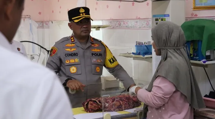 Kapolres Serang AKBP Candra Sasongko saat menjenguk bayi yang ditelantarkan orang tuanya di Puskesmas Ciruas. (Foto: Ist)