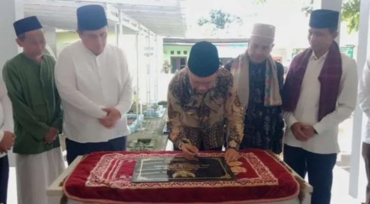 Pj Bupati Bekasi, Dani Ramdan saat meresmikan revitalisasi makam KH. Ma'mun Nawawi yang berletak di Pondok Pesantren Al-Baqiyatussholihat, Kampung Cibogo Desa Sindang Mulya Kecamatan Cibarusah, Kabupaten Bekasi, Minggu (4/2/2024).(Istimewa)