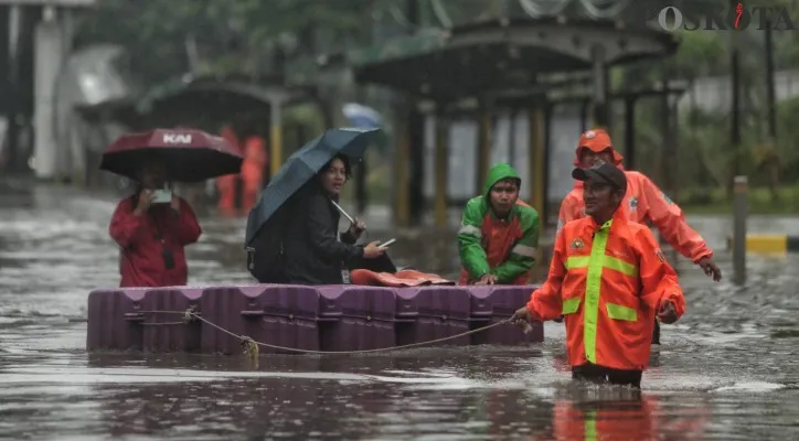 Ilustrasi banjir. Sebanyak empat RT dan tujuh ruas jalan di DKI Jakarta masih terendam banjir (Foto: Poskota/Ahmad Tri Hawaari)