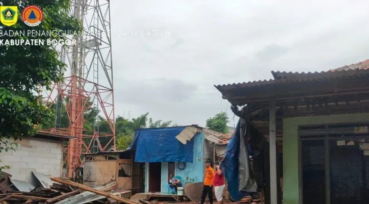 Rumah milik warga di Gunung Putri, Kabupaten Bogor ambruk saat terjadi hujan deras. (Dok BPBD Kabupaten Bogor)