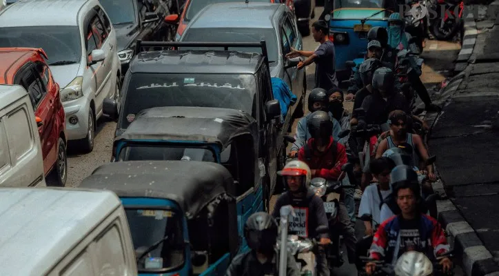 Pemerintah Provinsi DKI Jakarta kembali memberlakukan aturan ganjil genap di ruas jalan utama ibu kota hari ini, Rabu, 3 September 2025. (Poskota/Ahmad Tri Hawaari)