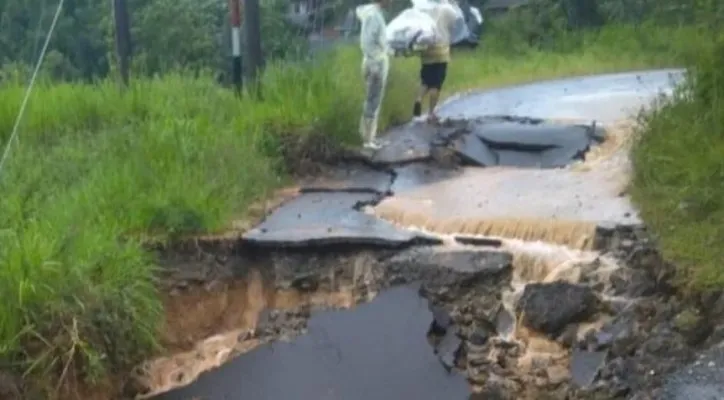 Salah satu kejadian bencana di Lebak yang mengakibatkan akses jalan terputus. (Foto: Ist).